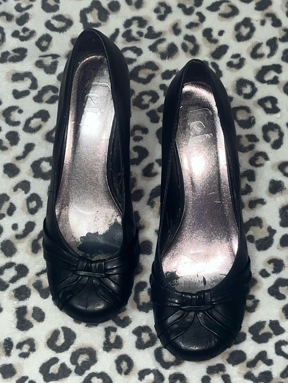 lei Black Round-Toe Pumps with Knot Accent
